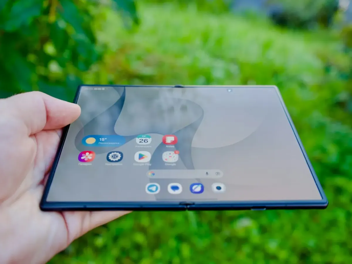 Samsung Galaxy pliable ouvert, écran allumé, tenu en main