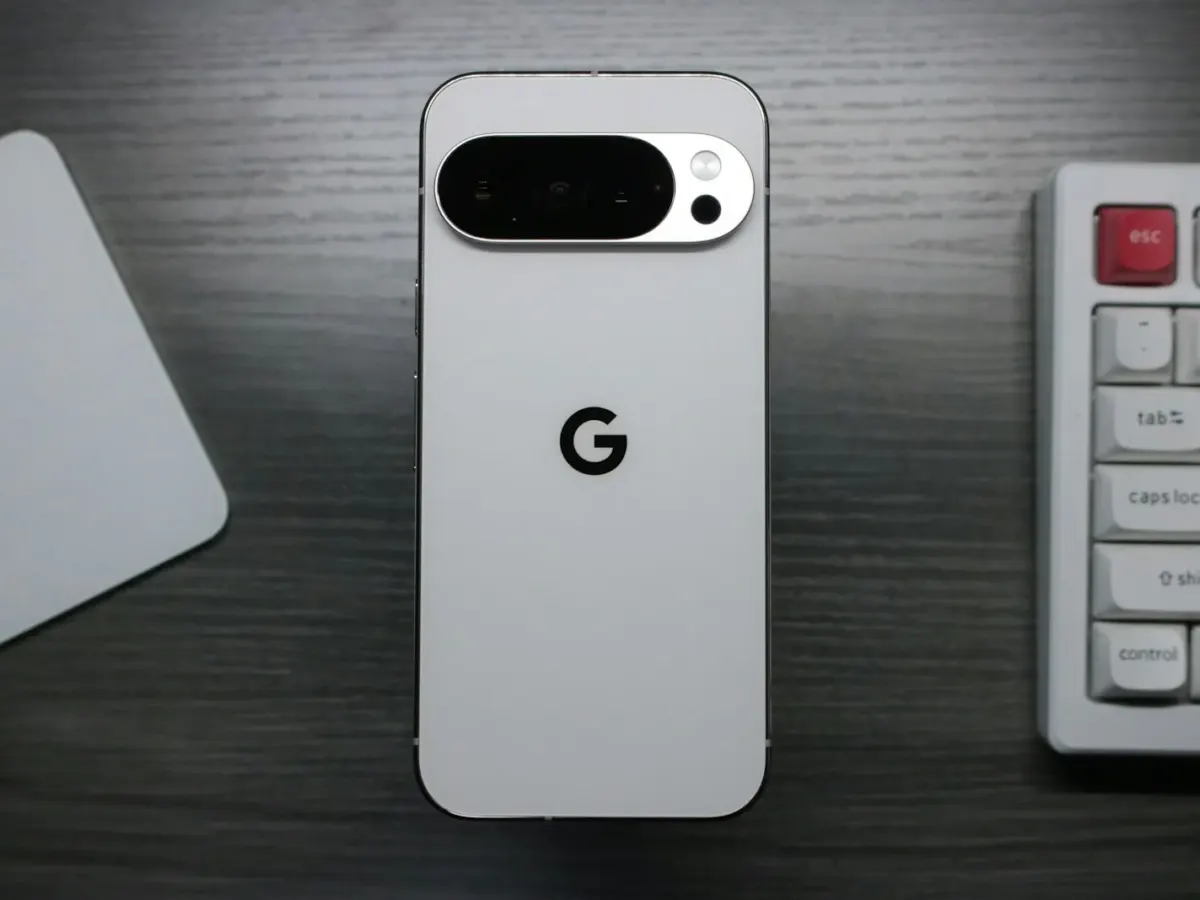 Google Pixel blanc posé sur un bureau