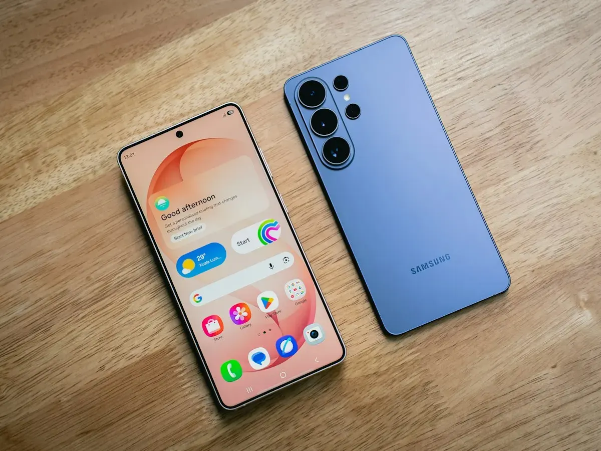 Deux smartphones posés sur une table en bois
