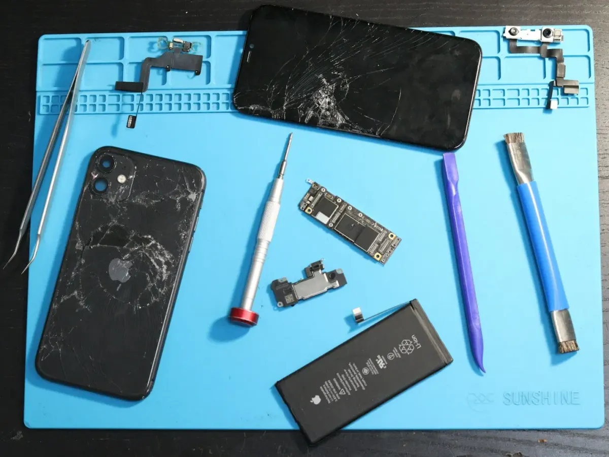 iPhone démonté avec ses outils de réparation