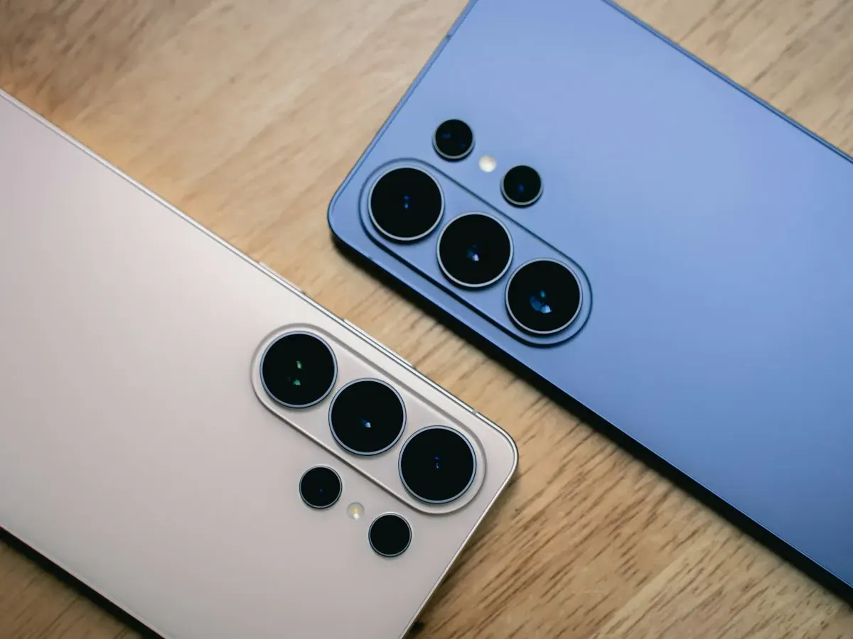 Deux smartphones avec plusieurs caméras