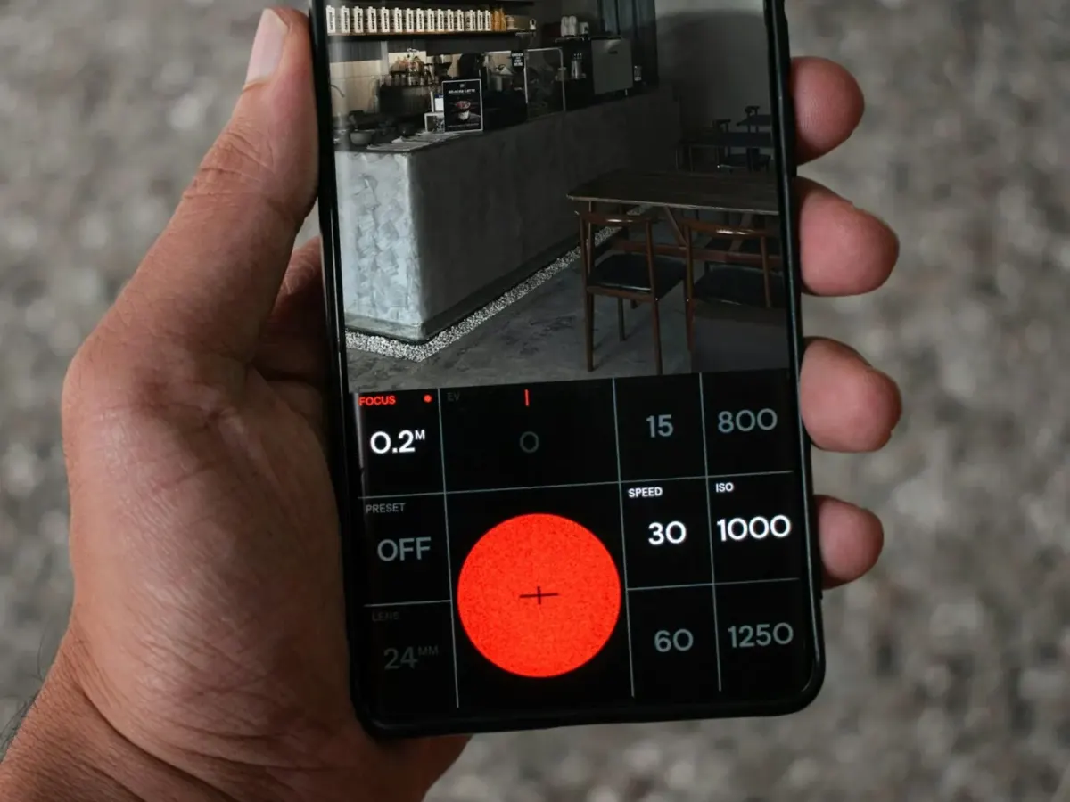 Smartphone Android tenu en main, application appareil photo ouverte
